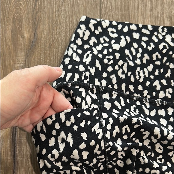 Worn once - ATHLETA Leopard Print Salutation Stash Pocket 7/8 Tights - Picture 6 of 7